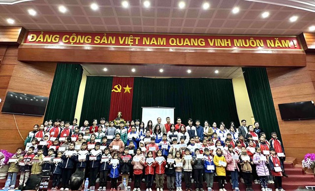 Đại diện Vietlott trao tặng 500 suất học bổng đến các em học sinh có hoàn cảnh khó khăn tại tỉnh Bắc Kạn