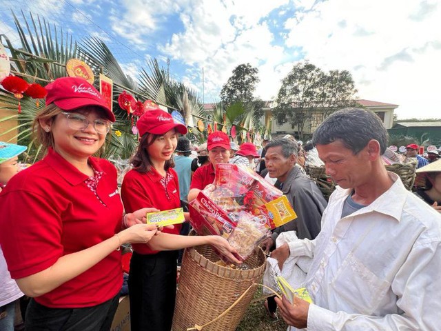 Vietlott sẻ chia niềm vui tết đến người dân có hoàn cảnh khó khăn trên toàn quốc - Ảnh 4.