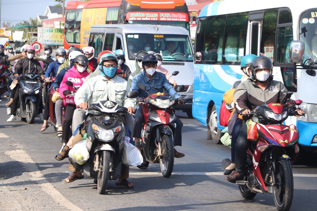 ‘Hết tết là hết tiền’, nhiều người kết thúc kỳ nghỉ tết sớm quay lại làm việc- Ảnh 2.