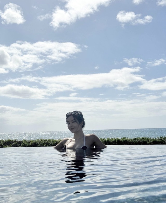 Kwon Eun Bi diện bikini quyến rũ ở Hawaii- Ảnh 2.