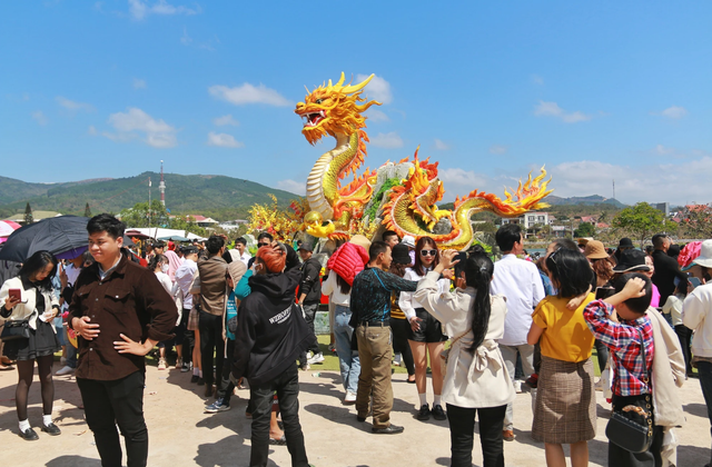 'Rồng' ở Quảng Trị đón hơn 100.000 người check-in: Có cả du khách Thái Lan, Lào- Ảnh 1.