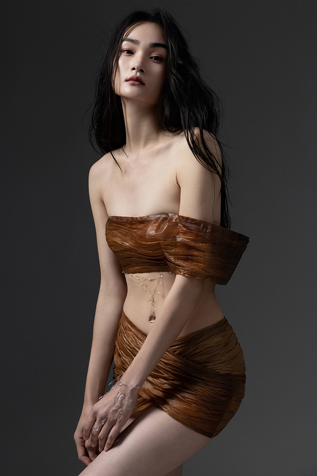 Trần Hùng gây choáng khi mang con giấm đến London Fashion Week 2024- Ảnh 1.