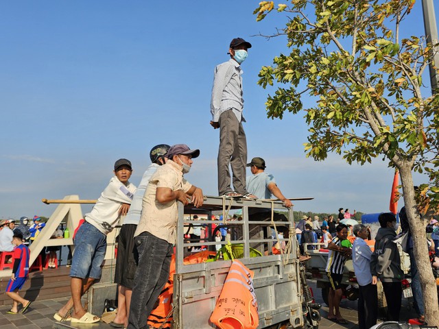 Giải đua thuyền rồng H.Xuyên Mộc: Cả ngàn du khách, người dân chật cứng hồ Phước Bửu  - Ảnh 6.