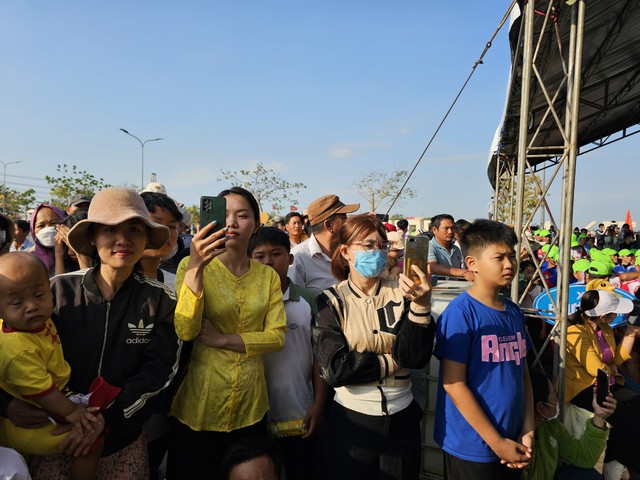 Giải đua thuyền rồng H.Xuyên Mộc: Cả ngàn du khách, người dân chật cứng hồ Phước Bửu  - Ảnh 11.