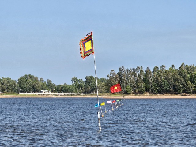 Giải đua thuyền rồng H.Xuyên Mộc: Trên bờ trống giục, dưới hồ thuyền lướt sóng- Ảnh 3.