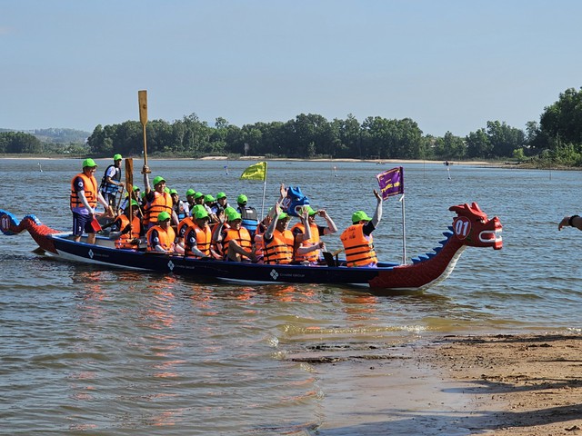Giải đua thuyền rồng H.Xuyên Mộc: Trên bờ trống giục, dưới hồ thuyền lướt sóng- Ảnh 8.