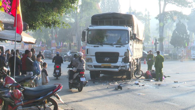 Kon Tum: Tai nạn giữa xe máy và xe tải lúc rạng sáng, 2 người tử vong- Ảnh 1.