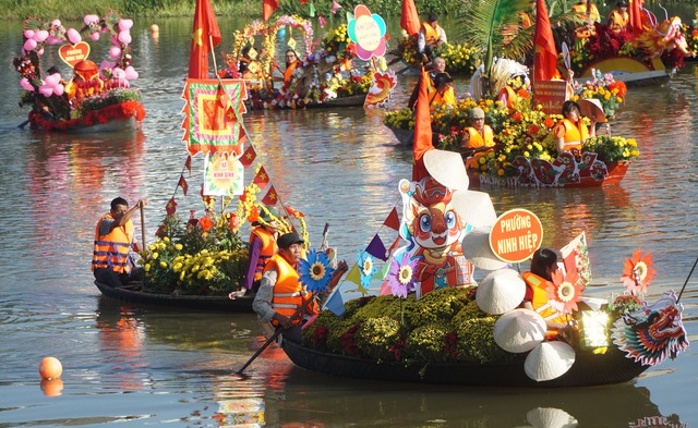 Khánh Hòa: Hàng ngàn người dân cổ vũ đua thuyền truyền thống đầu xuân trên sông Dinh- Ảnh 2.