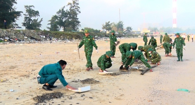 Dầu hắc vón cục dạt vào bờ biển Hà Tĩnh- Ảnh 2.