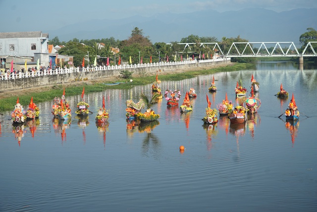 Khánh Hòa: Hàng ngàn người dân cổ vũ đua thuyền truyền thống đầu xuân trên sông Dinh- Ảnh 1.