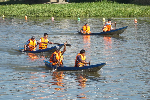 Khánh Hòa: Hàng ngàn người dân cổ vũ đua thuyền truyền thống đầu xuân trên sông Dinh- Ảnh 3.