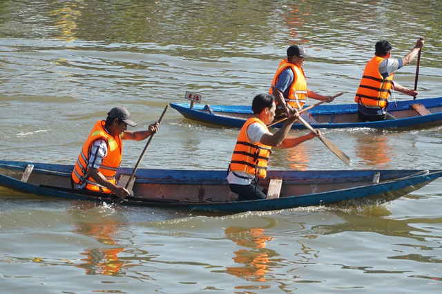 Khánh Hòa: Hàng ngàn người dân cổ vũ đua thuyền truyền thống đầu xuân trên sông Dinh- Ảnh 5.