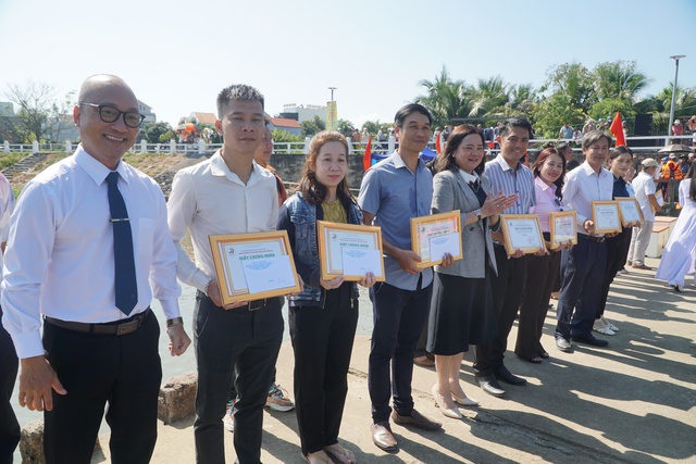 Khánh Hòa: Hàng ngàn người dân cổ vũ đua thuyền truyền thống đầu xuân trên sông Dinh- Ảnh 6. Khánh Hòa: Hàng ngàn người dân cổ vũ đua thuyền truyền thống đầu xuân trên sông Dinh- Ảnh 6.