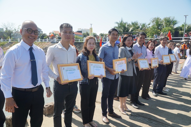 Khánh Hòa: Hàng ngàn người dân cổ vũ đua thuyền truyền thống đầu xuân trên sông Dinh- Ảnh 6.