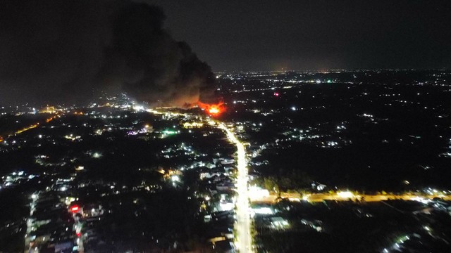 Đồng Nai: Điều tra vụ cháy kho hàng rộng 600 m2 ở Long Khánh- Ảnh 2.