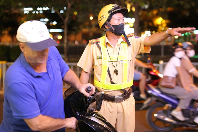 Chở giúp ông Tây vì tưởng không biết đường: Người đàn ông bị phạt nồng độ cồn ở TP.HCM mới vỡ lẽ- Ảnh 2.