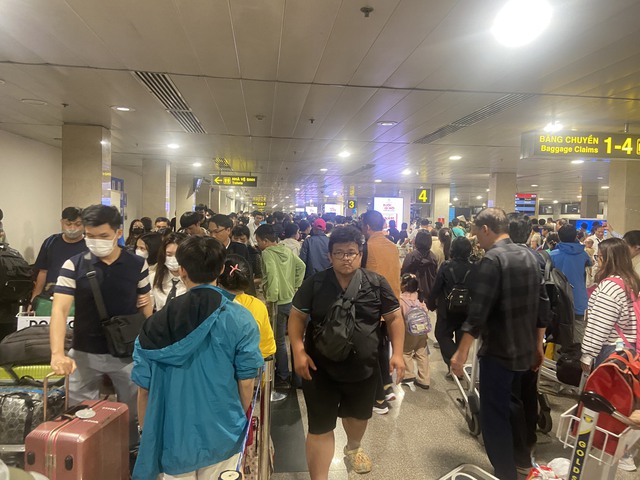 Sân bay Tân Sơn Nhất căng mình đón lượng kỉ lục hôm nay- Ảnh 1.
