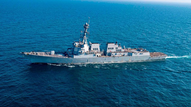 Mỹ lần đầu tấn công tàu lặn không người lái của Houthi- Ảnh 1.