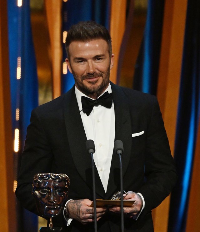 David Beckham bị phản ứng vì chêm 'tiếng Mỹ' tại lễ trao giải Anh  - Ảnh 1.
