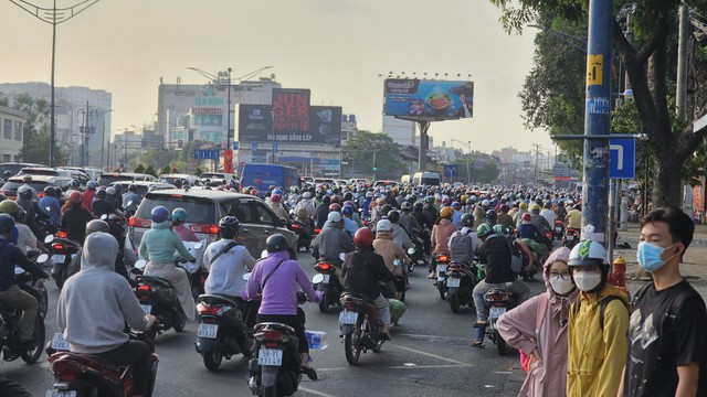 Đường phố TP.HCM kẹt xe ngày đầu tuần: Nhiều người choáng ngợp- Ảnh 2.