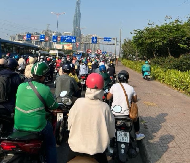 TP.HCM: Đường Võ Nguyên Giáp ùn tắc do tai nạn trên cầu Sài Gòn- Ảnh 2.