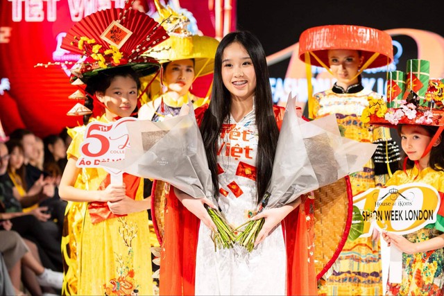 Nữ sinh 15 tuổi mang 'Tết Việt' lên sàn diễn thời trang nước Anh- Ảnh 1.