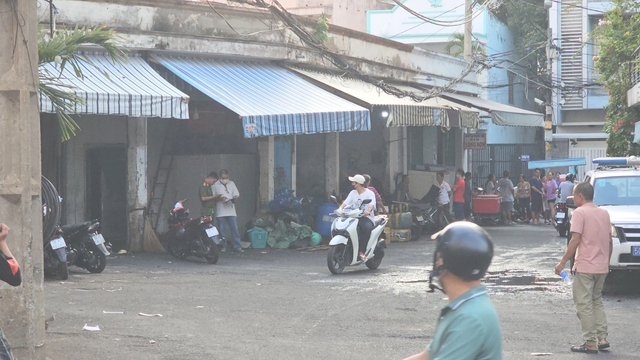 TP.HCM: Cháy nhà trong hẻm đường Phạm Văn Hai, người dân tháo chạy thoát thân- Ảnh 2.