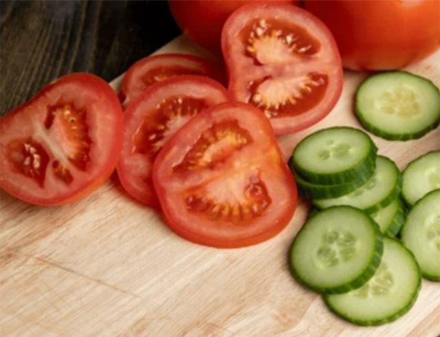 Bác sĩ 24/7: Ăn dưa leo với cà chua, ớt sẽ khiến cơ thể không hấp thụ vitamin C?- Ảnh 1.
