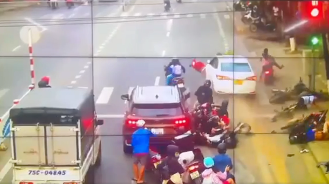 Taxi tông nhiều người đi xe máy đang dừng đèn đỏ- Ảnh 1.