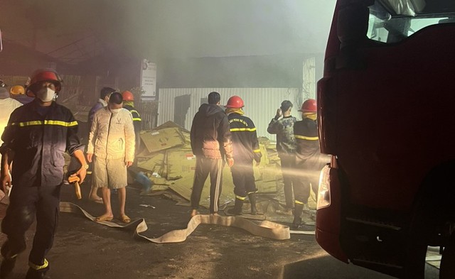 Điều tra vụ cháy kho hàng trong đêm ở Lâm Đồng- Ảnh 2.