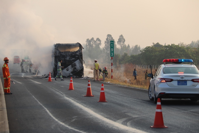 Xe khách cháy rụi trên cao tốc Vĩnh Hảo - Phan Thiết- Ảnh 2.
