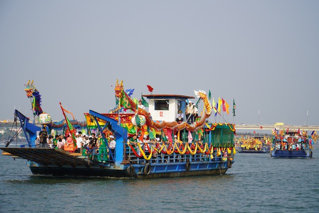Gần 1.000 người tham gia lễ nghinh thần trên sông Đồng Nai- Ảnh 1.