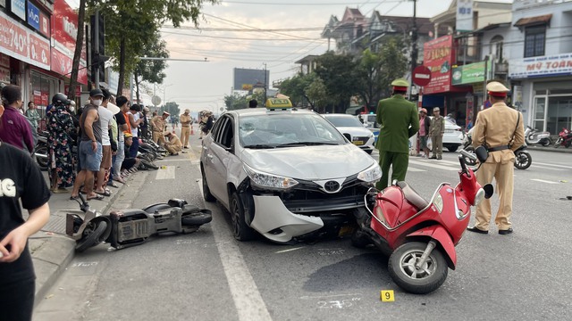 Taxi tông nhiều người đi xe máy đang dừng đèn đỏ- Ảnh 2.