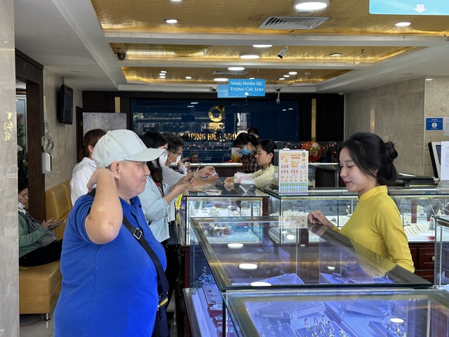 Các cửa hàng kinh doanh vàng mở cửa ngày nào?- Ảnh 1.
