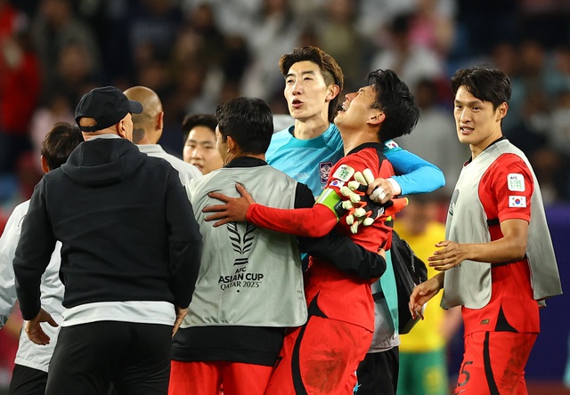 Son Heung-min bật khóc, HLV Klinsmann vui sướng khi đội tuyển Hàn Quốc vào bán kết- Ảnh 2. Son Heung-min bật khóc, HLV Klinsmann vui sướng khi đội tuyển Hàn Quốc vào bán kết- Ảnh 2.
