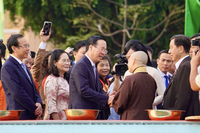 Chủ tịch nước Võ Văn Thưởng cùng kiều bào thả cá chép 'tiễn ông Táo'- Ảnh 5.