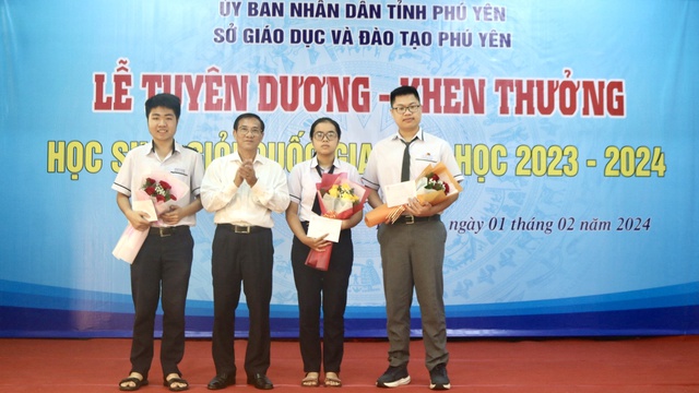 Học sinh giỏi quốc gia cao nhất trước đến nay, Phú Yên chi thưởng 85 triệu đồng- Ảnh 3.