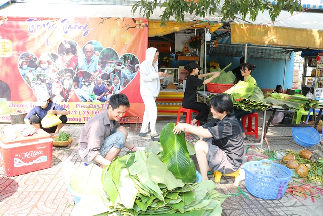 'Độc lạ' với bánh chưng xanh có nhân... tình thương- Ảnh 1.