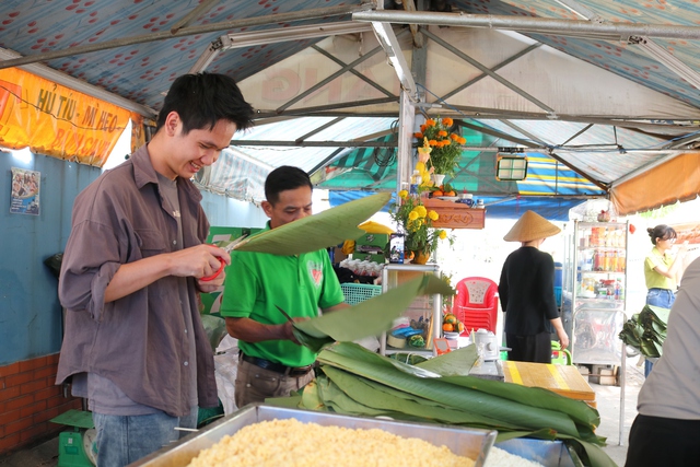 'Độc lạ' với bánh chưng xanh có nhân... tình thương- Ảnh 3.