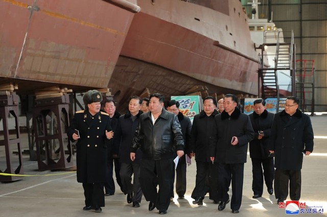 Ông Kim thị sát xưởng đóng tàu chiến, Hàn Quốc nói Triều Tiên vừa phóng tên lửa- Ảnh 3.