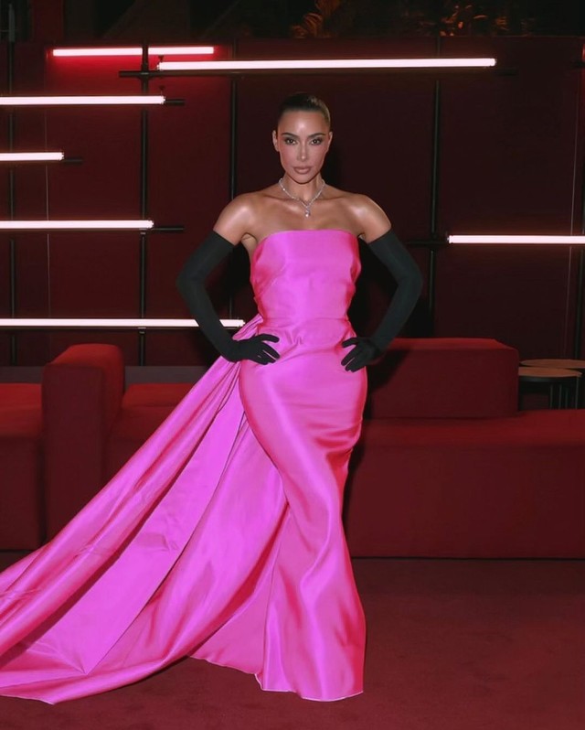 Kim Kardashian thay áo mới cho tủ túi xách đến cả chục tỷ đồng- Ảnh 4.