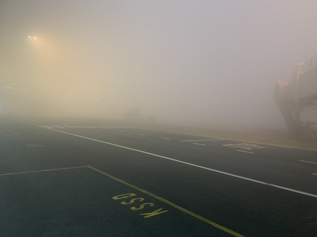 Sương mù dày đặc, gần 100 chuyến bay không thể cất, hạ cánh tại Nội Bài- Ảnh 2.