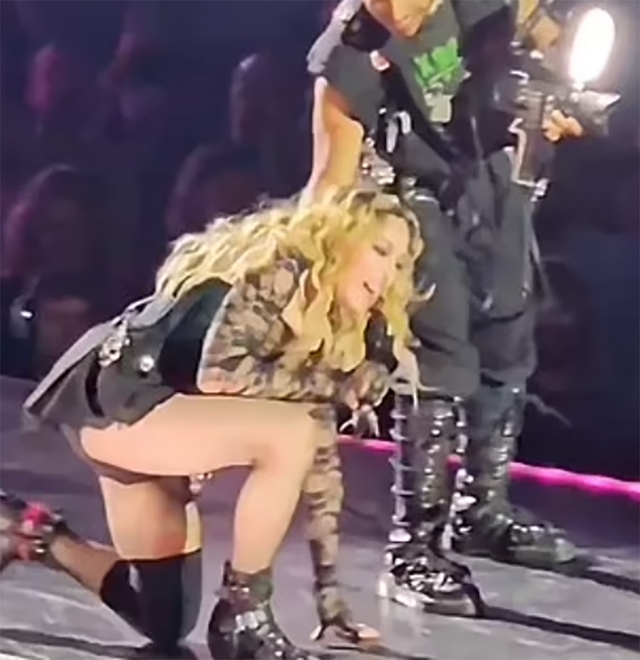 Madonna ngã trên sân khấu trong đêm diễn Celebration Tour ở Seattle- Ảnh 2.