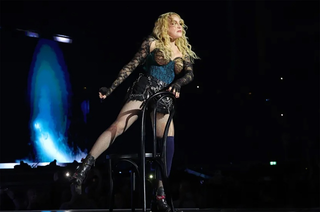 Madonna ngã trên sân khấu trong đêm diễn Celebration Tour ở Seattle- Ảnh 1.
