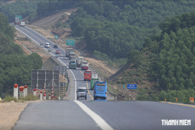 Điều chỉnh vạch cho vượt xe trên cao tốc Cam Lộ - La Sơn- Ảnh 1.