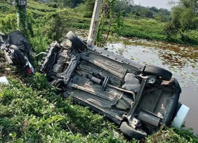 Thừa Thiên - Huế: Ô tô lao xuống bờ ao sau va chạm với xe máy- Ảnh 1.