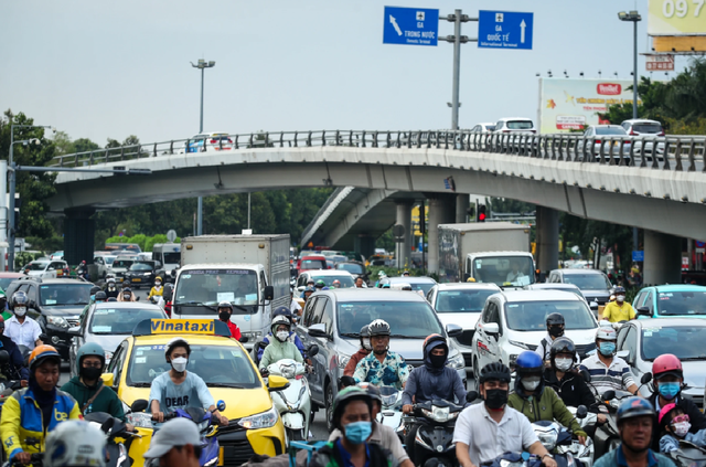 Đề xuất chi hơn 14,5 tỉ đồng thay 16 chốt đèn giao thông khu vực Tân Sơn Nhất- Ảnh 1.