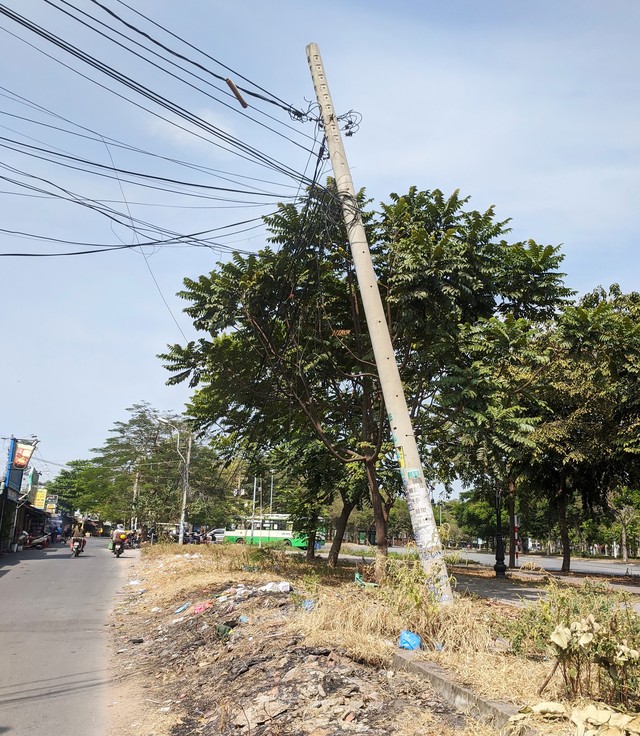 Trụ điện bị nghiêng nguy hiểm- Ảnh 1.