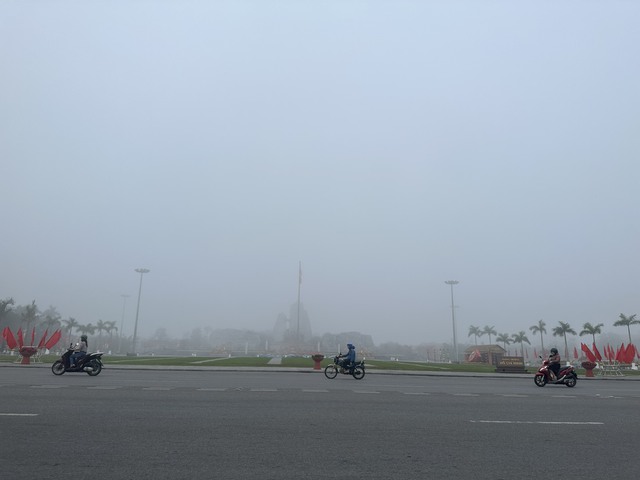 'Thành phố hoa hồng' Đồng Hới chìm trong sương mù- Ảnh 12.