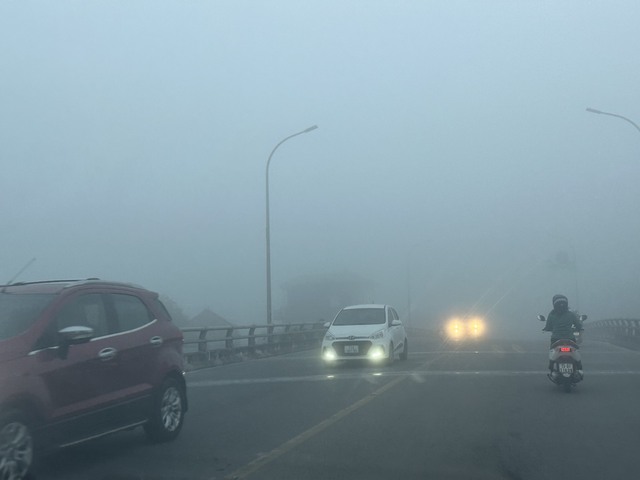 'Thành phố hoa hồng' Đồng Hới chìm trong sương mù- Ảnh 3.